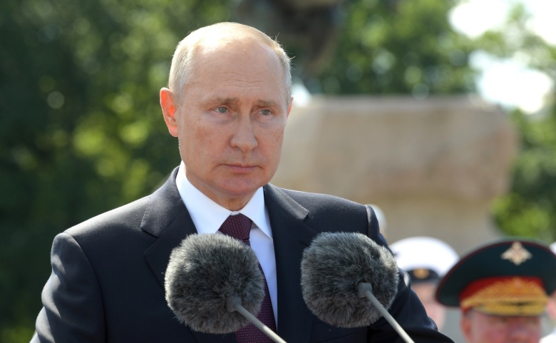 Владимир Путин выступает на главном военно-морском параде, 26 июля 2020 года. Фото: Kremlin.ru