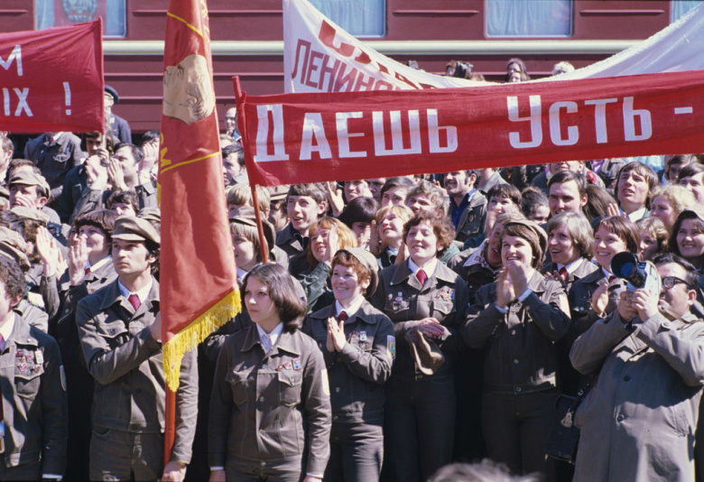 Это было навсегда, пока не кончилось: митинг, посвященный прибытию строительного отряда имени XVIII съезда ВЛКСМ в Усть-Илимск, 1979 год