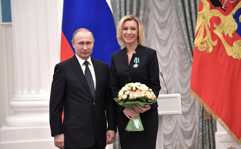 Владимир Путин и Мария Захарова, вручение государственных наград 26 января 2017 года. Фото: Kremlin.ru