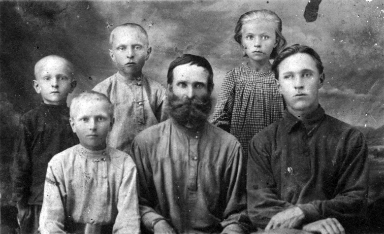 Степан Иванович Карагодин (в центре). Фото: karagodin.org