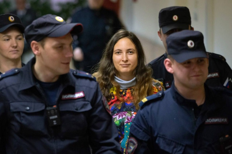 16 ноября 2023 года. Художницу Сашу Скочиленко конвоируют на объявление приговора: семь лет колонии общего режима за "распространение фейков про российскую армию"