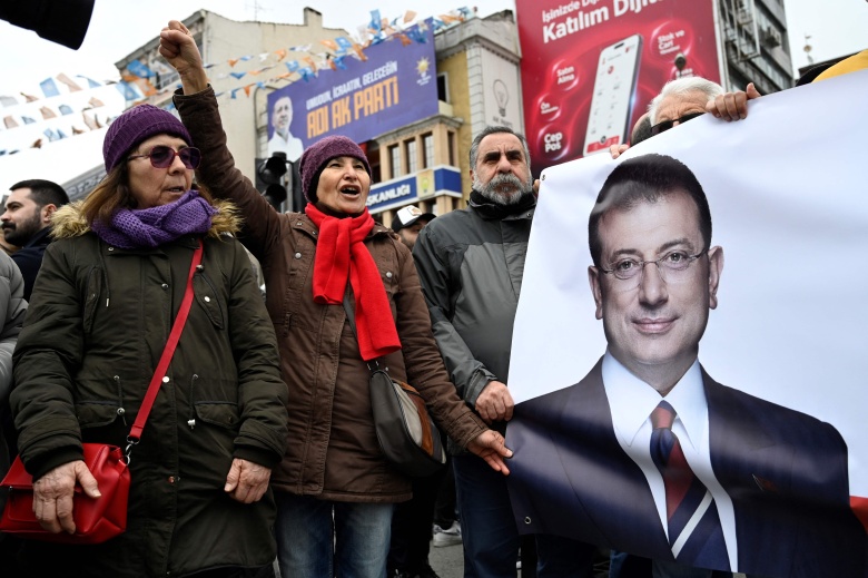 Стамбул, 19 марта 2025 года. Сторонники арестованного мэра города Экрема Имамоглу протестуют на улицах