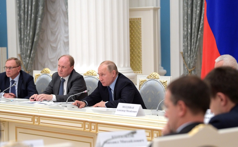 Владимир Путин на заседании Совета по русскому языку. Слева – советник Президента, председатель Совета по русскому языку Владимир Толстой. Фото: kremlin.ru