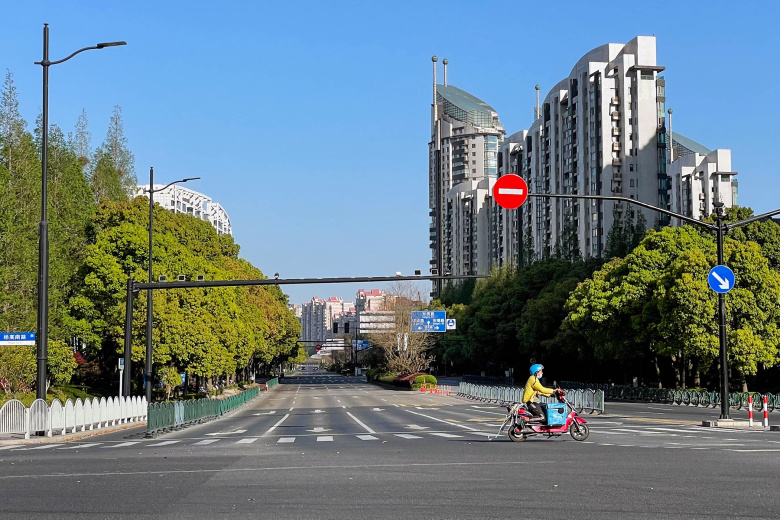 Курьер на пустынном перекрёстке в Пудуне, Шанхай, 9 апреля 2022 года. Фото: Global Look Press / Keystone Press Agency