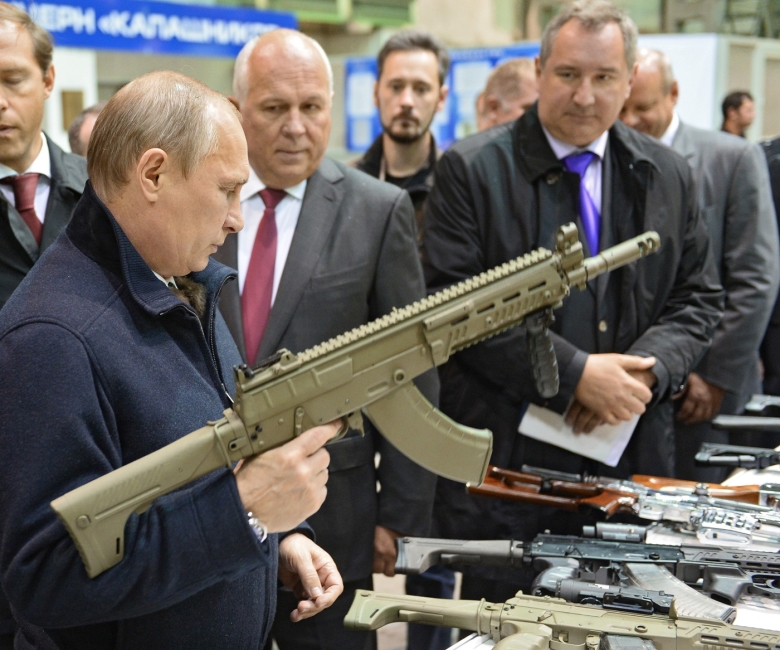 Владимир Путин, Сергей Чемезов и Дмитрий Рогозин во время посещения концерна «Калашников». Фото: Дмитрий Азаров / Коммерсантъ