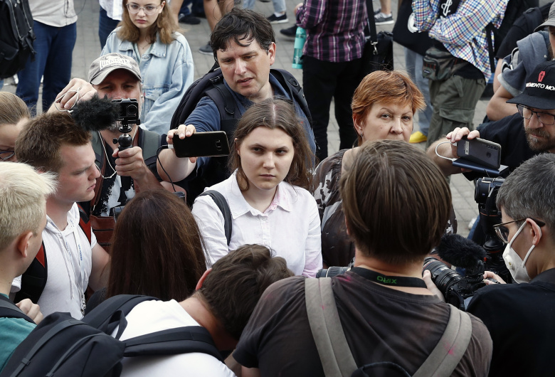 Участница "Нового величия" Анна Павликова, приговоренная к 4 годам условно у здания Люблинского районного суда. Фото: Артем Геодакян / ТАСС