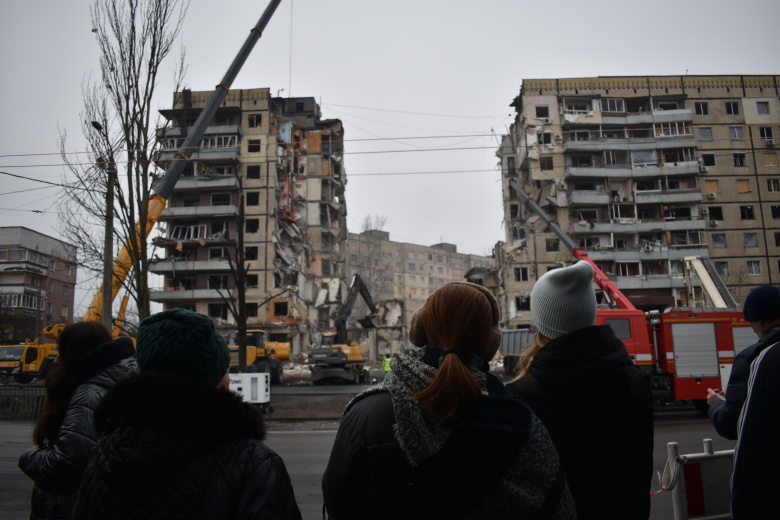 Десятки жителей приходят на место трагедии каждый день