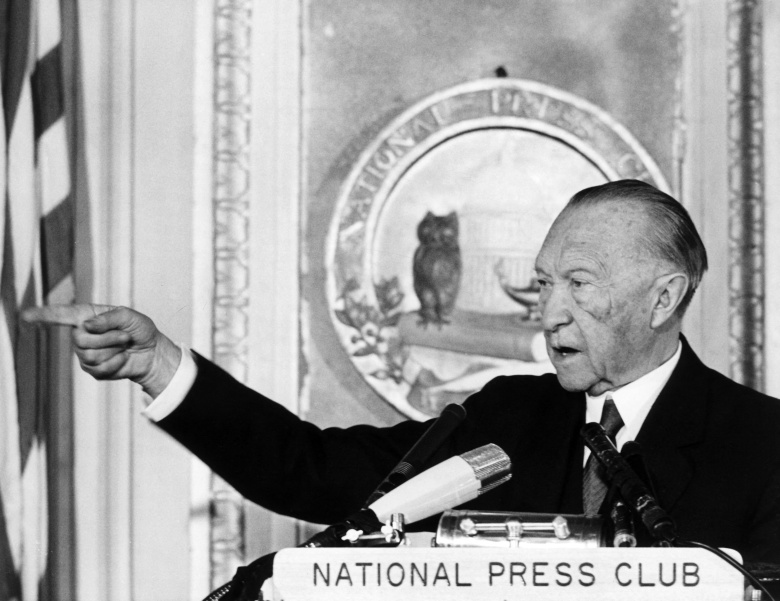 Конрад Аденауэр выступает в пресс-клубе в Вашингтоне15 ноября 1962 года