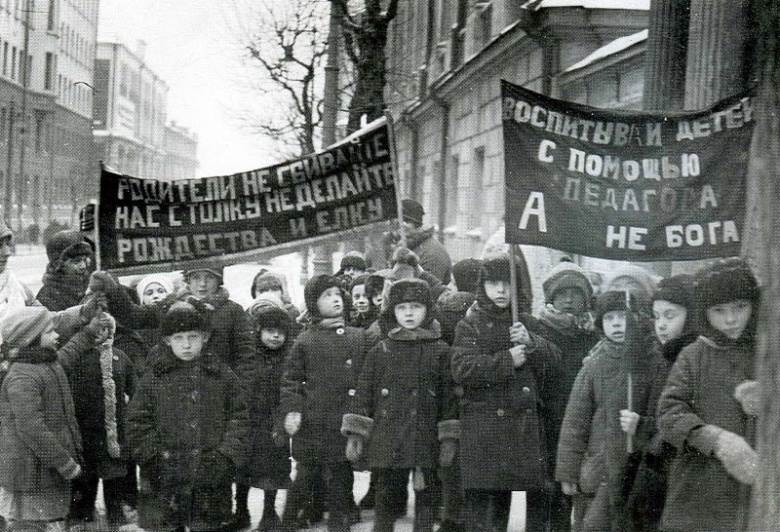 «Родители, не сбивайте нас с толку — не делайте рождества и ёлку», «Воспитывай детей с помощью педагога, а не бога»: воспитанники московского детсада на антирождественской демонстации, 1929 год