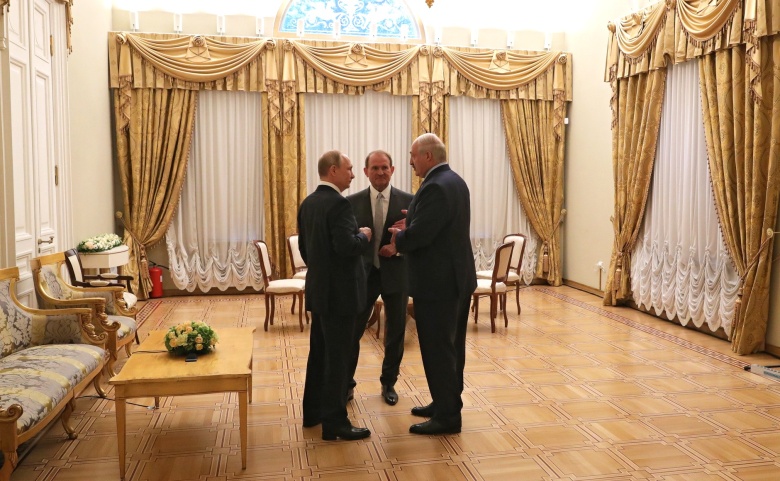 Президент России Владимир Путин с Президентом Белоруссии Александром Лукашенко и главой политсовета украинской партии «Оппозиционная платформа – За жизнь» Виктором Медведчуком, 18 июля 2019 года
