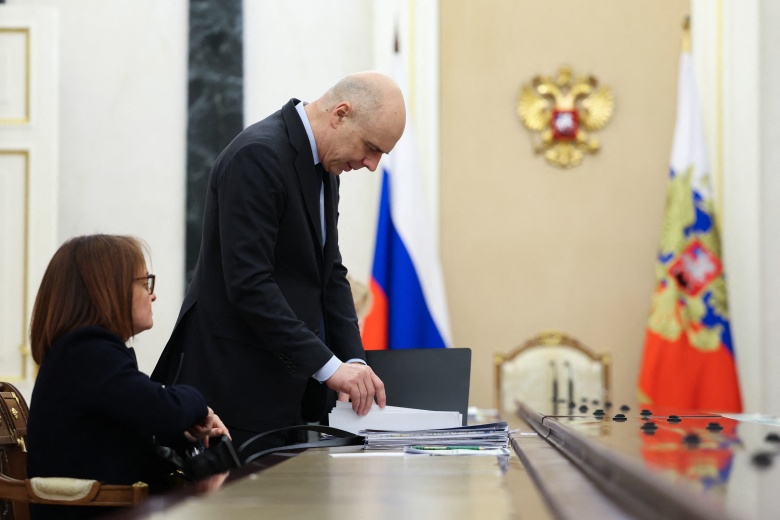 Глава Центрального банка России Эльвира Набиуллина и министр финансов Антон Силуанов изучают данные по экономике перед встречей с Владимиром Путиным.