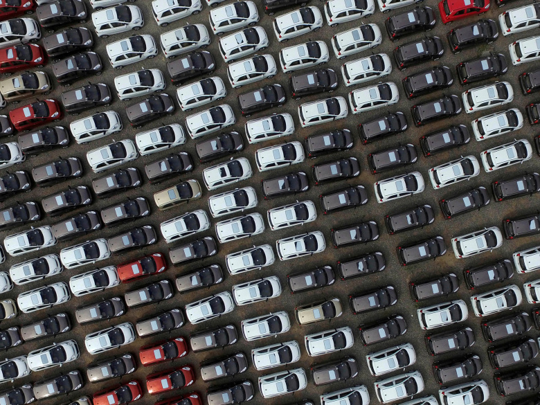 Электромашины на стоянке фабрики, Синтай, Китай. Фото: Reuters