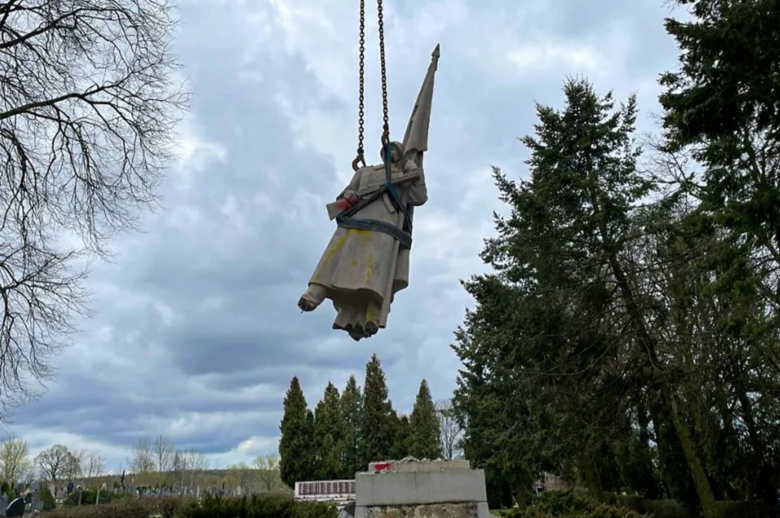 Памятник советским воинам, Кедайняй, Литва. Демонтирован 25 апреля 2022 года