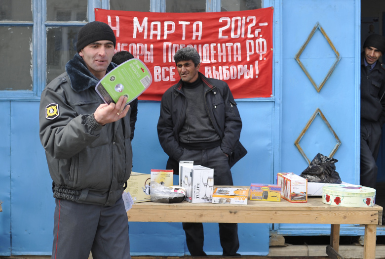 Жители поселка Текипиркент проводят лотерею на избирательном участке участке №0515 во время голосования на выборах президента РФ в республике Дагестан. 2012 год. Фото: Алексей Куденко / РИА Новости