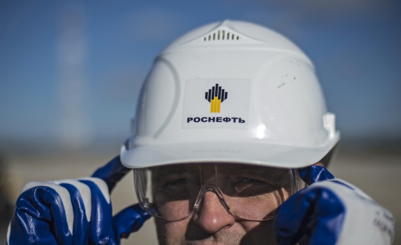 Сотрудник ООО "РН-Пурнефтегаз", дочернего предприятия ОАО "НК Роснефть",  на Барсуковском месторождении