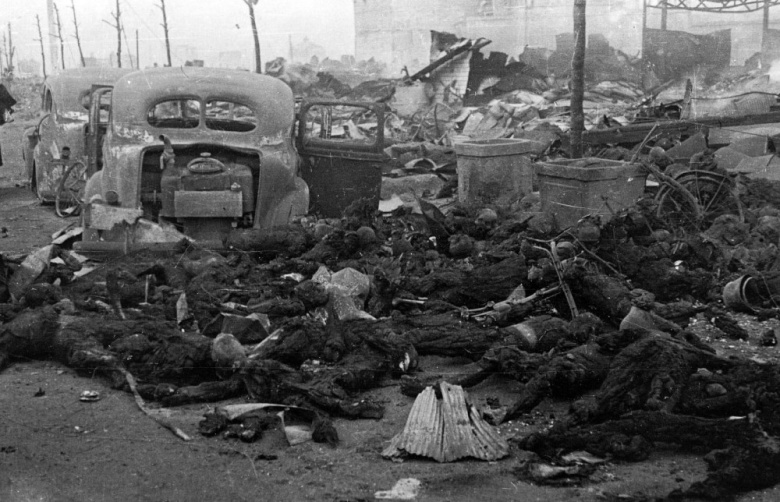 Улицы Токио после налета американских «суперкрепостей», 9–10 марта 1945 года