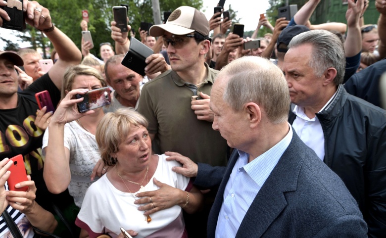 Владимир Путин осмотрел в Тулуне пункт временного размещения граждан, пострадавших от наводнения. Иркутская область, 19 июля 2019 года.
