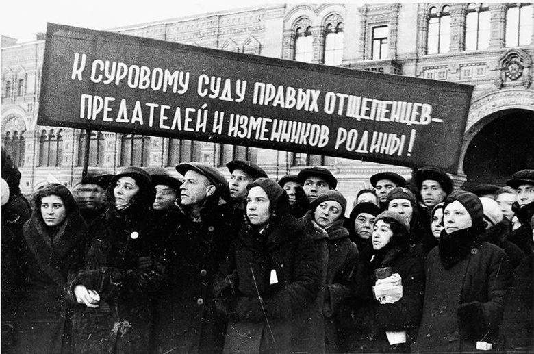 В ходе показательных процессов сталинского Большого террора обвиняемые публично «признавались» в совершенно фантастических преступлениях. Однако эти выдуманные факты успешно формировали новую реальность.