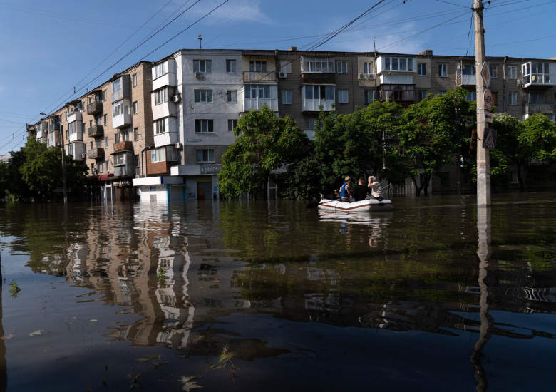 Одна из улиц Херсона на следующий день после разрушения Каховской ГЭС, 7 июня 2023 года