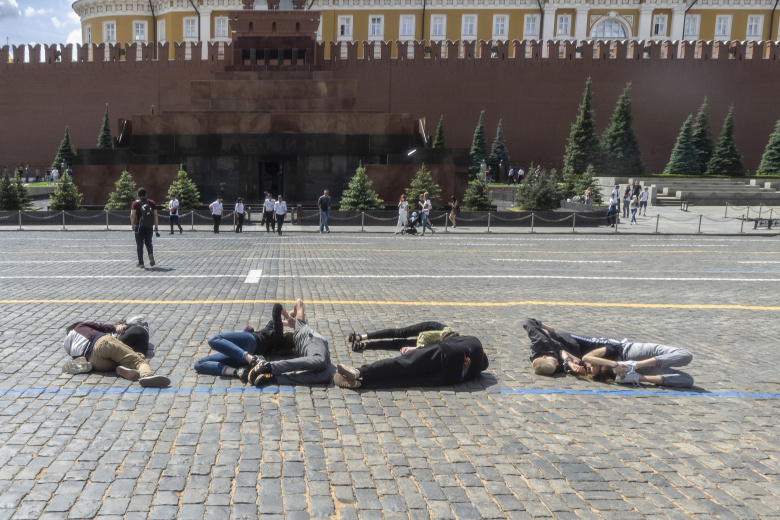 Идеально цифру "2036" акционисты выложить не успели, но полиция быстро ее прочитала