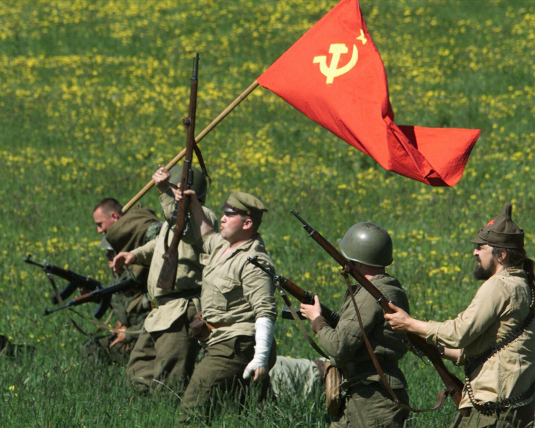 Члены исторического военного клуба, изображающие советских солдат, празднуют победу над немецкими войсками в ходе реконструкции, вероятно, последнего сражения Второй мировой войны в центральночешской деревне Милин 12 мая 2001 года. После окончания войны немецкие войска попытались прорваться через демаркационную линию, чтобы попасть в плен к армии США вместо Советов