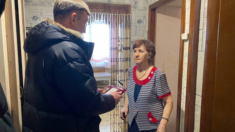 Вручение памятных знаков жительнице Волгограда, пережившей Сталинградскую битву