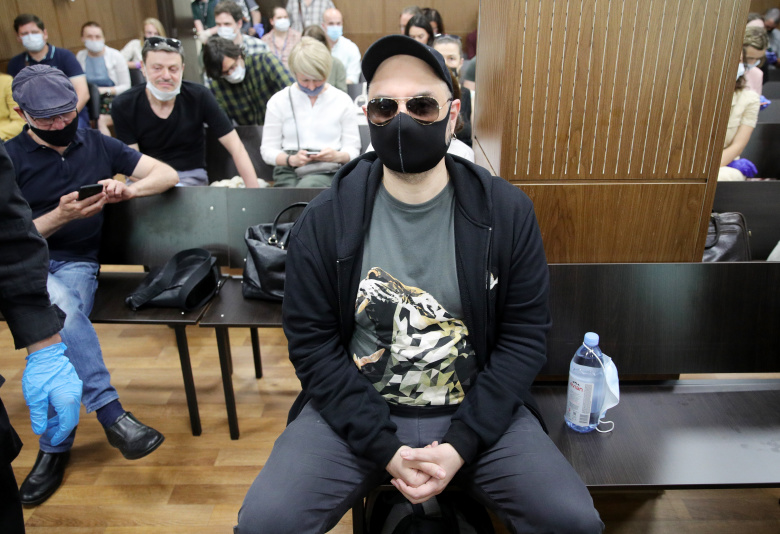 Кирилл Серебренников  и Алексей Малобродский (слева) в Мещанском суде перед началом оглашения приговора по делу "Седьмой студии".  Фото: Сергей Бобылев / ТАСС