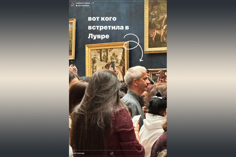 Режиссер Константин Богомолов среди посетителей Лувра, август 2023 года