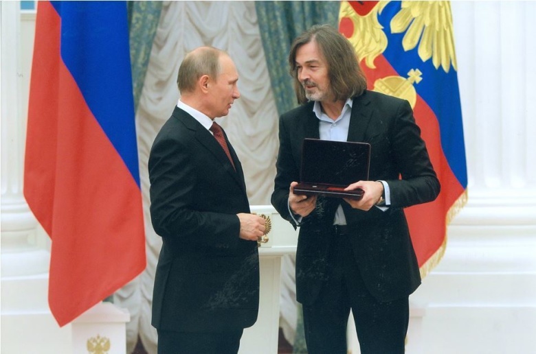 Владимир Путин и Никас Сафронов во время церемонии вручения государственных наград Российской Федерации в Кремле. Фото: kremlin.ru