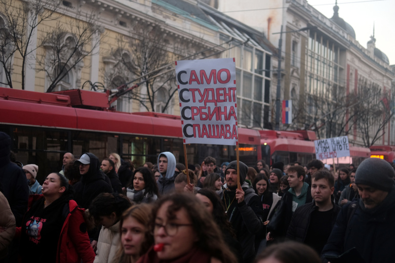 «Только студент спасёт сербов»: манифестант держит плакат, обыгрывающий национальный девиз страны («Само слога Србина спасава» — «Только единство спасёт сербов»). Белград, 24 января 2025