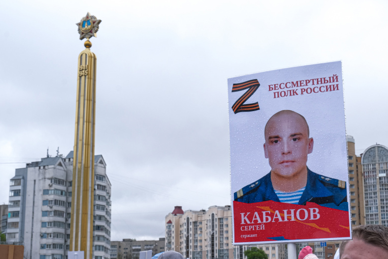 Липецк. Портрет сержанта, погибшего в спец.операции на Украине. на фоне стеллы Победы в Великой Отечественной войне.