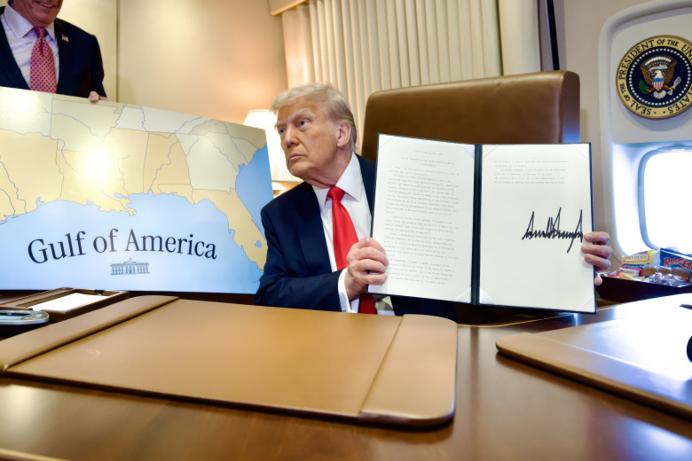 США, борт президентского самолета Air Force One, 9 февраля 2025 года.  Дональд Трамп демонстрирует собственноручно подписанный указ о переименовании Мексиканского залива в Американский