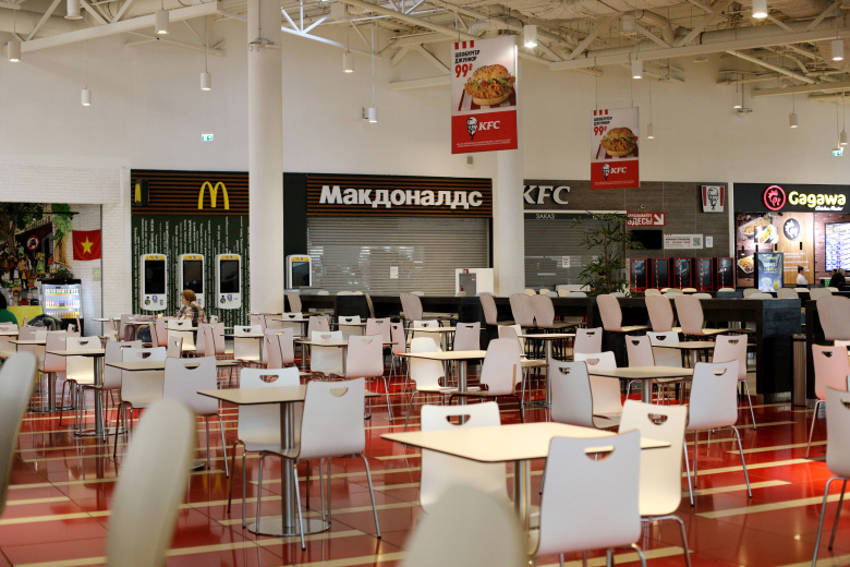 Закрывшийся "Макдоналдс" на фудкорте в ТЦ "Авиапарк", 18 марта 2022 года. Фото: dpa/ Global Look Press