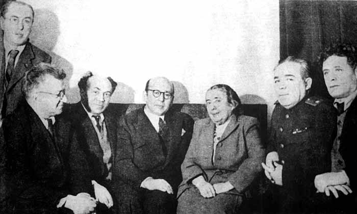 Члены ЕАК. Слева направо: поэт Ицик Фефер, врач Борис Шимелиович (оба расстреляны в 1952 г.), актер и режиссер Соломон Михоэлс (убит в 1948 г.), американско-израильский журналист Бенцион Гольдберг, физиолог Лина Штерн (единственная выжившая из подсудимых по "делу ЕАК"), генерал Арон Кац, поэт Перец Маркиш (расстрелян в 1952 г.)