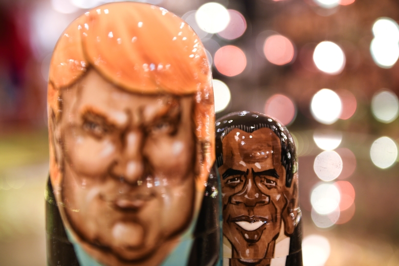 Матрешка с изображением Дональда Трампа и Барака Обамы в сувенирном магазине в Москве. Фото: Владимир Астапкович / РИА Новости