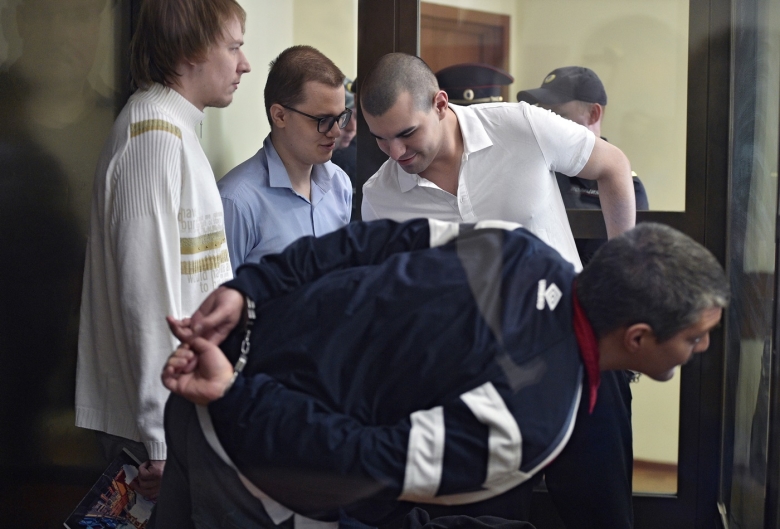 Обвиняемые по делу движения "Новое величие" Дмитрий Полетаев, Вячеслав Крюков, Руслан Костыленков и Петр Карамзин во время заседания суда. Фото: Петр Кассин / Коммерсантъ