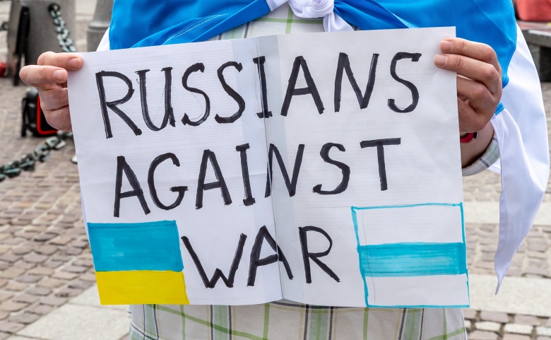 Плакат на антивоенном митинге
