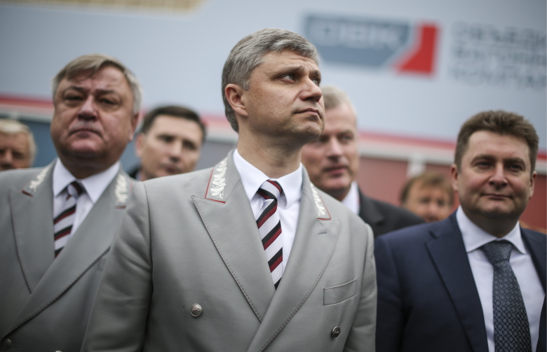 Олег Белозеров (в центре) на V Международном железнодорожном салоне техники и технологий EXPO 2015.