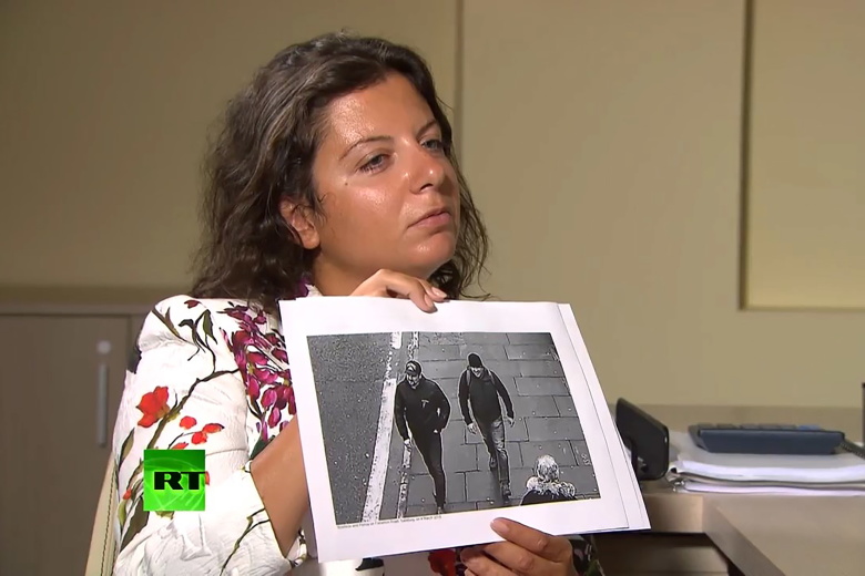 Маргарита Симоньян во время интервью с «Александром Петровым» и «Русланом Бошировым». Фото: Стоп-кадр с видео телеканала RT / ТАСС