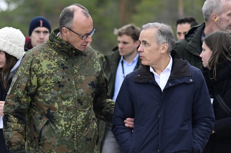 Канцлер Германии Фридрих Мерц и премьер-министр Канады Марк Карни на авиабазt Бардуфосс в Норвегии 13 марта 2026 года.