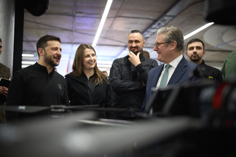 Лидер британских лейбористов Кир Стармер и Владимир Зеленский на презентации произведенных для ВСУ дронов. Киев, 16 января 2025 г.