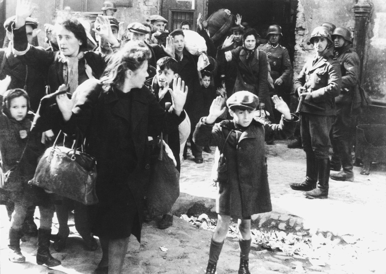 «Самая знаменитая фотография, пережившая Катастрофу» была частью рапорта генерал-лейтенанта Юргена Штропа, командовавшего операцией по ликвидации Варшавского гетто (май 1943). Подарочный альбом “Еврейского квартала в Варшаве больше не существует!”, богато иллюстрированный фотографиями, Штроп преподнес Гиммлеру.