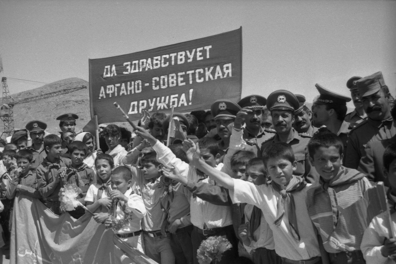 Афганские пионеры и комсомольцы на праздничном митинге в Кабуле, начало 1980-х