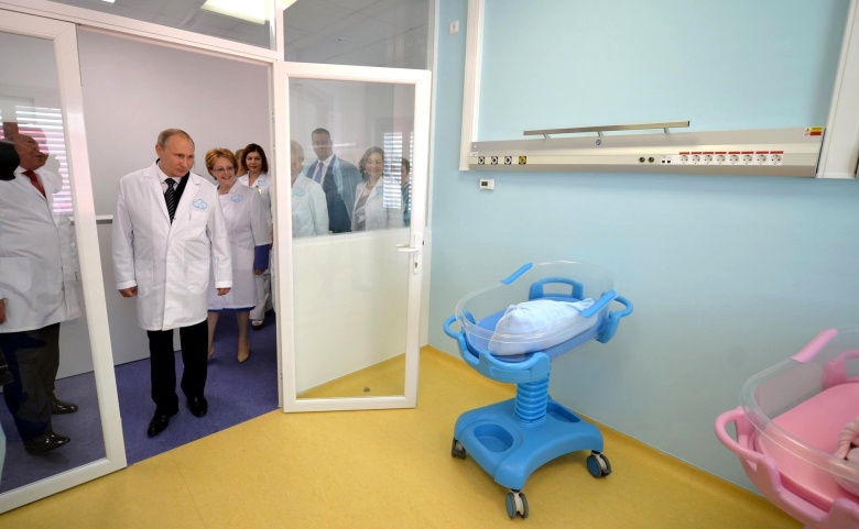 Владимир Путин во время посещения Федерального перинатального центра, 1 июня 2016 года
