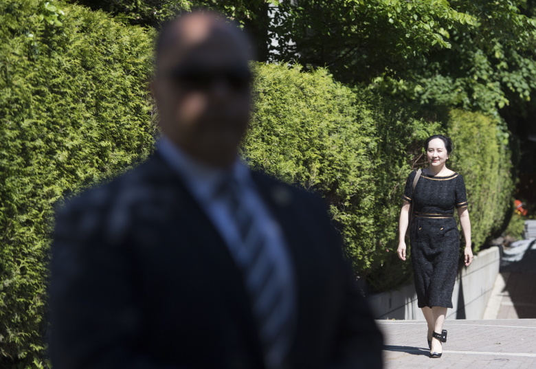 Мэн Ваньчжоу с тюремным трекером на ноге. Фото: Jonathan Hayward / The Canadian Press / ZUMA / TASS