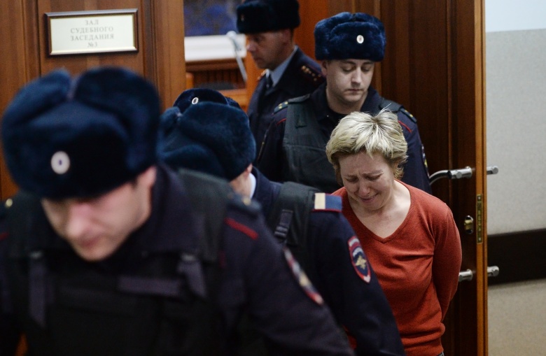 Генеральный директор управляющей компании ТРК «Зимняя вишня Кемерово» Надежда Судденок в Заводском районном суде. Фото: Александр Кряжев / РИА Новости