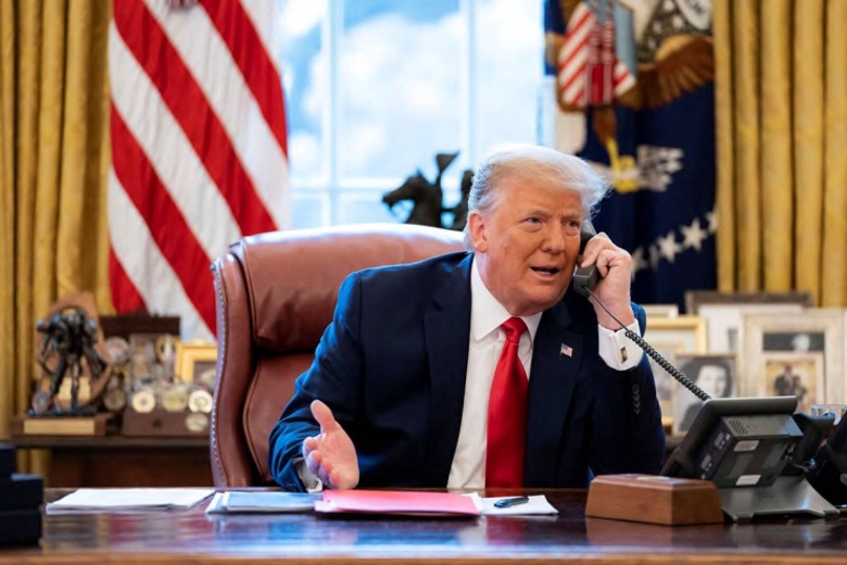 Дональд Трамп в Овальном кабинете