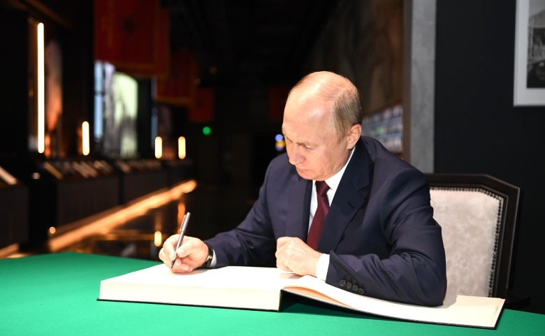 Владимир Путин в музейном комплексе «Дорога памяти», в комплекс также входит Главный храм Вооружённых Сил РФ. Фото: kremlin.ru