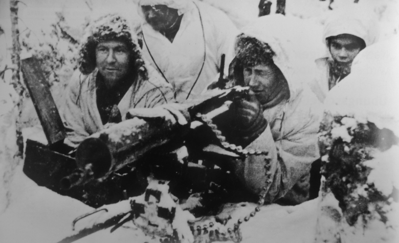 Финские солдаты с пулеметом на оборонительной позиции в лесу.