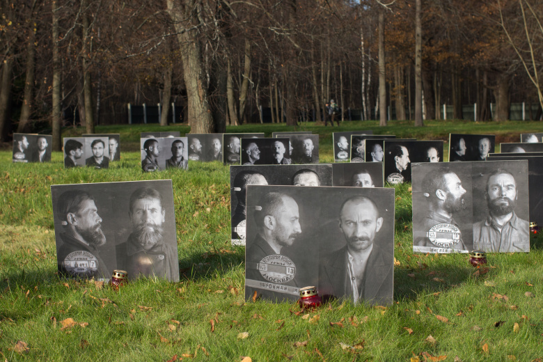Фотографии людей, жертв политических репрессий, на Бутовском полигоне в Москве. Фото: Алексей Савостин / РИА Новости